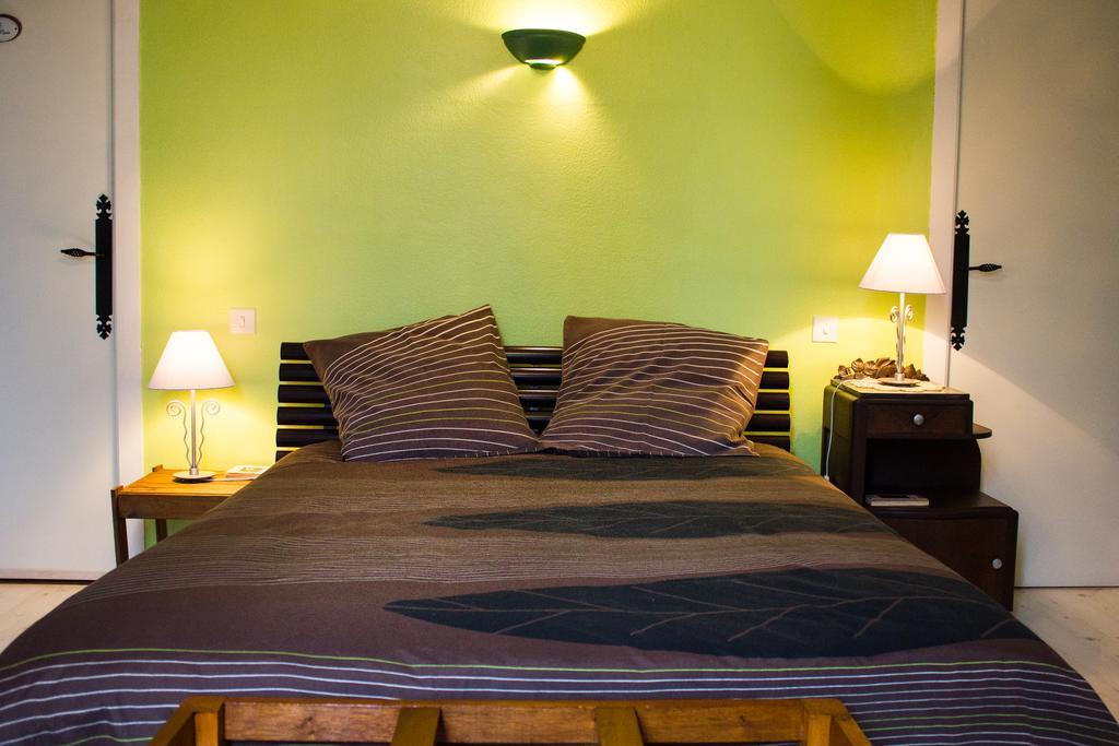 Aux Ronzieres Bed & Breakfast Pouilly-sous-Charlieu Bilik gambar